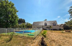 A house with a swimming pool, surrounded by a fenced yard and trees. - Nice home in Manthelan (Manthelan)