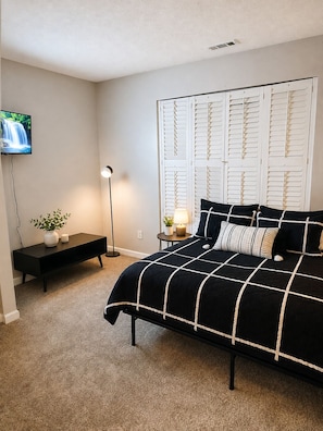 3 bedrooms, iron/ironing board, internet, bed sheets