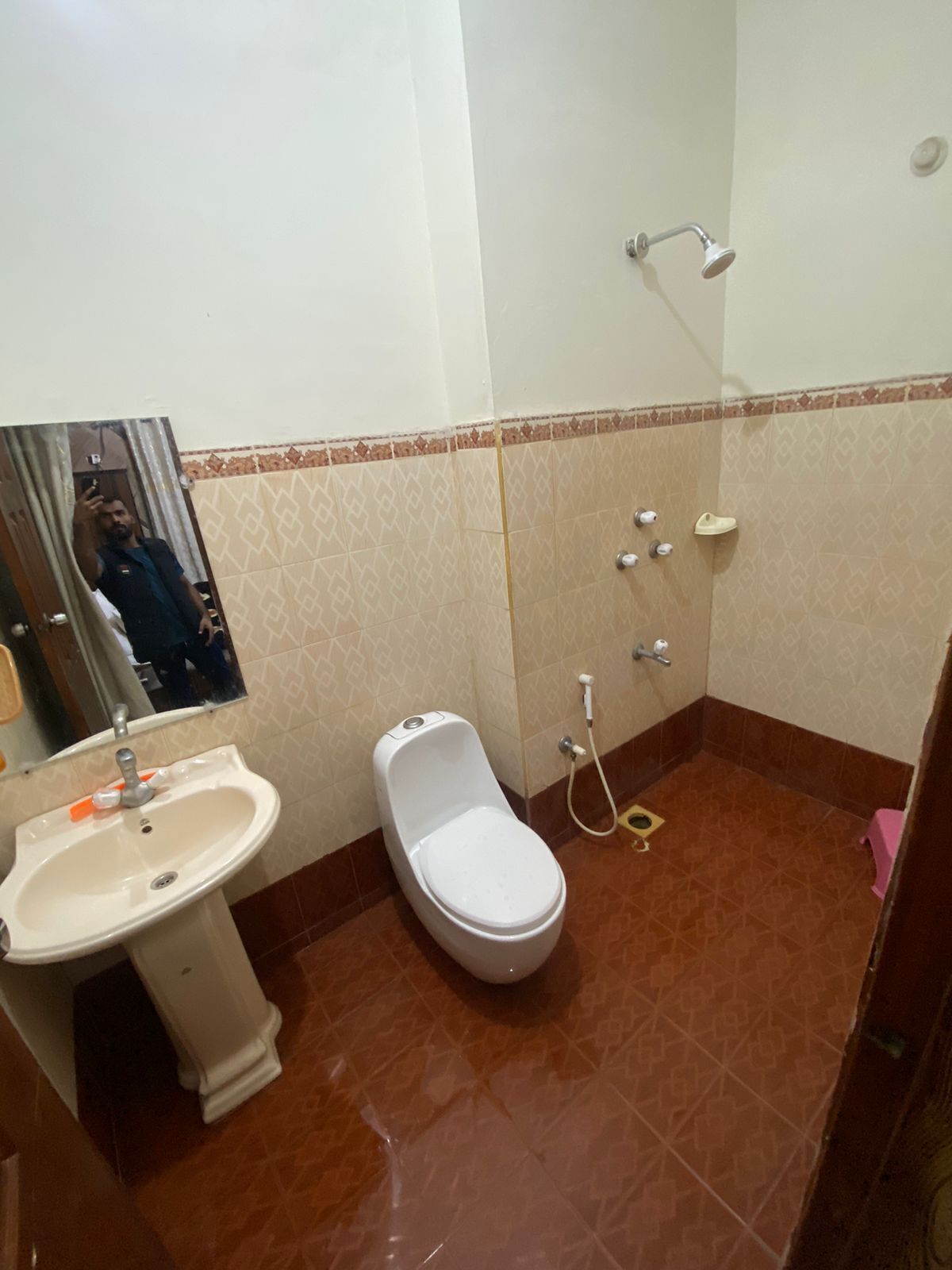 Douche, serviettes fournies, savon, papier toilette