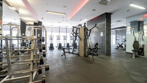 Una palestra con diverse attrezzature per esercizi, tra cui macchine per pesi e pesi liberi.