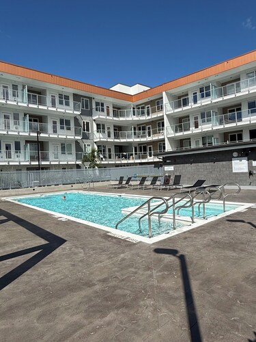 Penthouse 3 Bedroom 2 Bathroom with a Lake View! 5 Minute walk to the Beach
