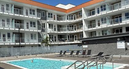 Penthouse 3 Bedroom 2 Bathroom with a Lake View! 5 Minute walk to the Beach