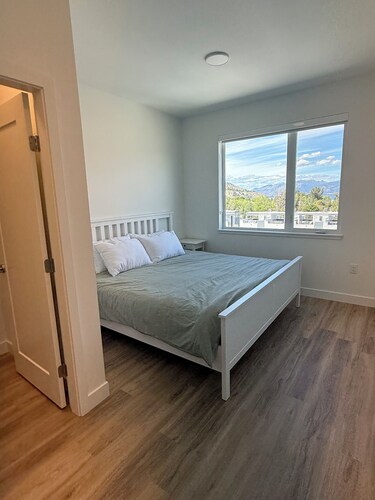 Penthouse 3 Bedroom 2 Bathroom with a Lake View! 5 Minute walk to the Beach
