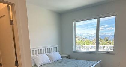 Penthouse 3 Bedroom 2 Bathroom with a Lake View! 5 Minute walk to the Beach