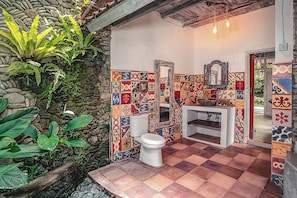 Bathroom - Barong - one bedroom inspiring space (Gianyar)
