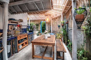 Outdoor dining - Barong - one bedroom inspiring space (Gianyar)