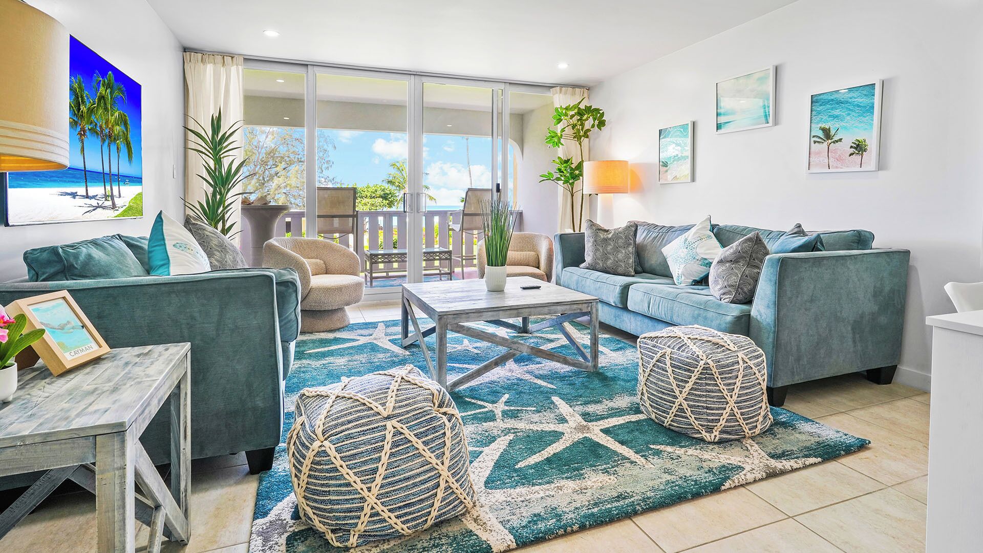 Uma sala de estar moderna com sofá, poltronas, mesa de centro e vista para o exterior.