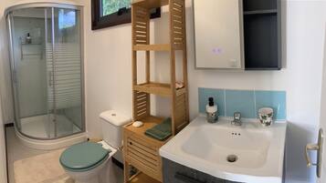 Towels, soap, shampoo, toilet paper