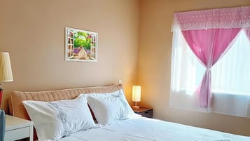 Kahden hengen comfort-huone | Työpöytä, kannettavalle tietokoneelle sopiva työtila, pimennysverhot