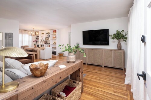 Downtown Menlo Park · 2BR + Workspace · Stanford
