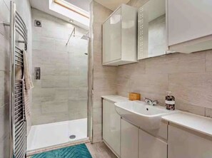 Bathroom - Drovers Lodge Farm Stay in Central Scotland (Lanark)