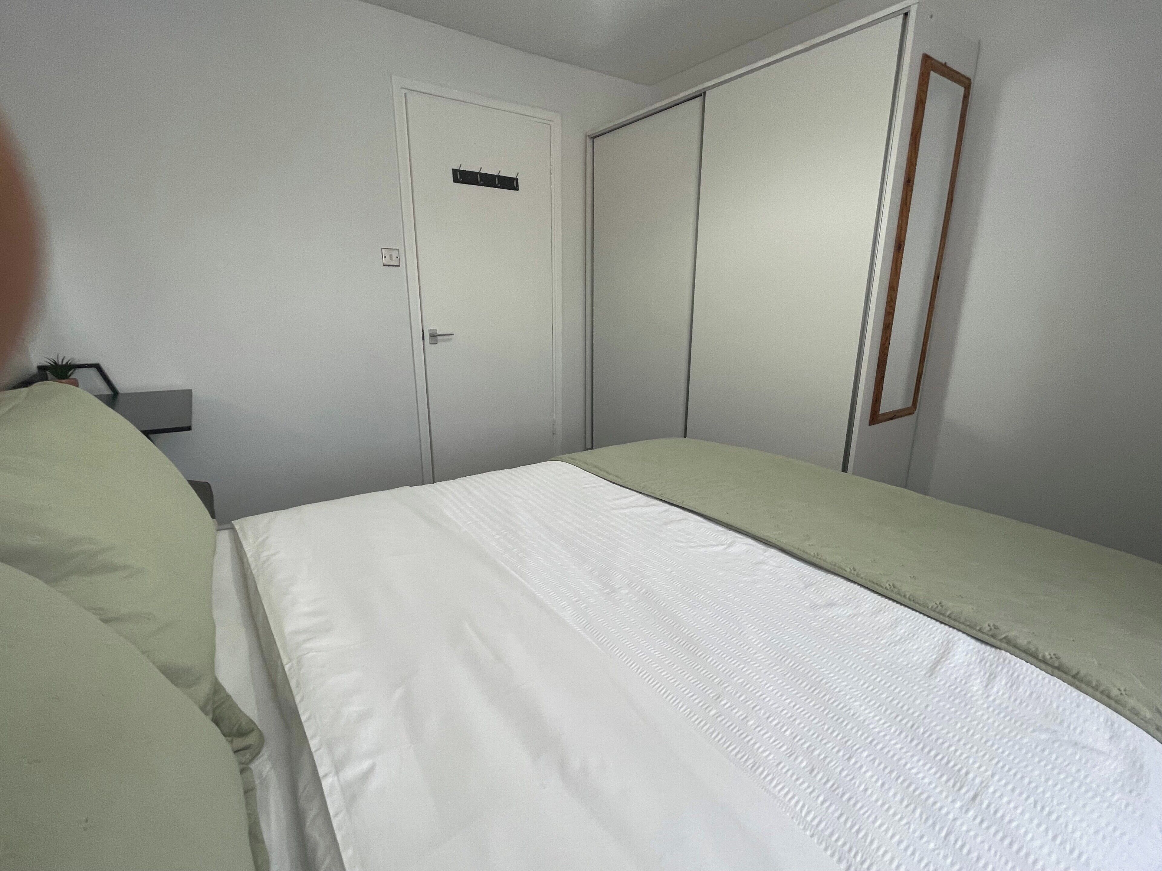 1 dormitori, planxa i posts de planxar, wifi i roba de llit 