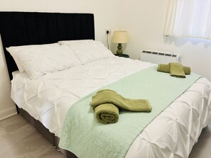 1 bedroom, iron/ironing board, WiFi, bed sheets - Cozy Grays Apartment (Grays)