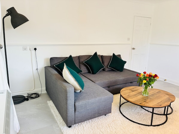 TV - Cozy Grays Apartment (Grays)