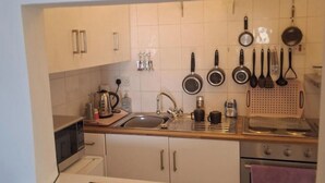 Wasserkocher mit Kaffee-/Teezubehör, Kühlschrank, Mikrowelle, Ofen
