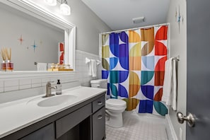 Douche, sèche-cheveux, serviettes fournies, savon