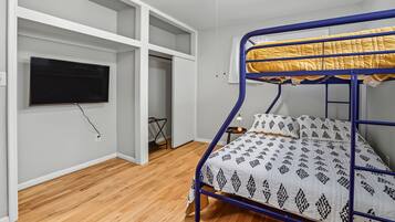 4 bedrooms, iron/ironing board, WiFi, bed sheets