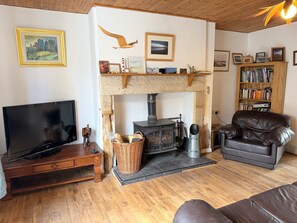 TV, fireplace - Rent my Beach Home By The Sea (Morpeth)