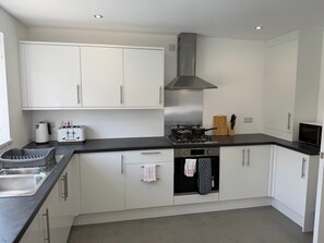 Coffee/tea maker, fridge, microwave, oven - Luxurious Stockport Retreat - 4 Bedrooms (Stockport)