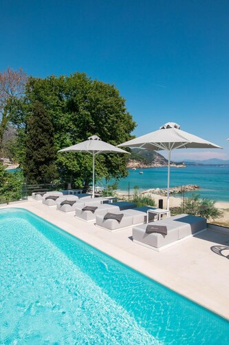 Alboro Seaside Suites