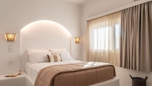 Une chambre à coucher moderne avec un lit, des lampes de chevet et une fenêtre avec des rideaux.