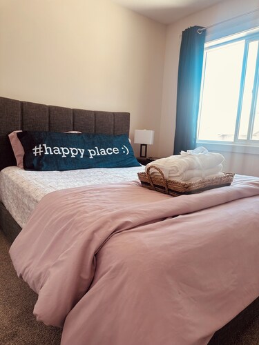 Private guest space + Lounge Near Jasper