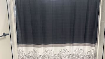 Sèche-cheveux, serviettes fournies, savon, papier toilette