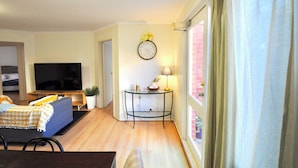 A living room with a television, sofa, and a table with a lamp. - Large, spacious group stay, quiet area with a private yard, central in Melb S/E (Glen Waverley)