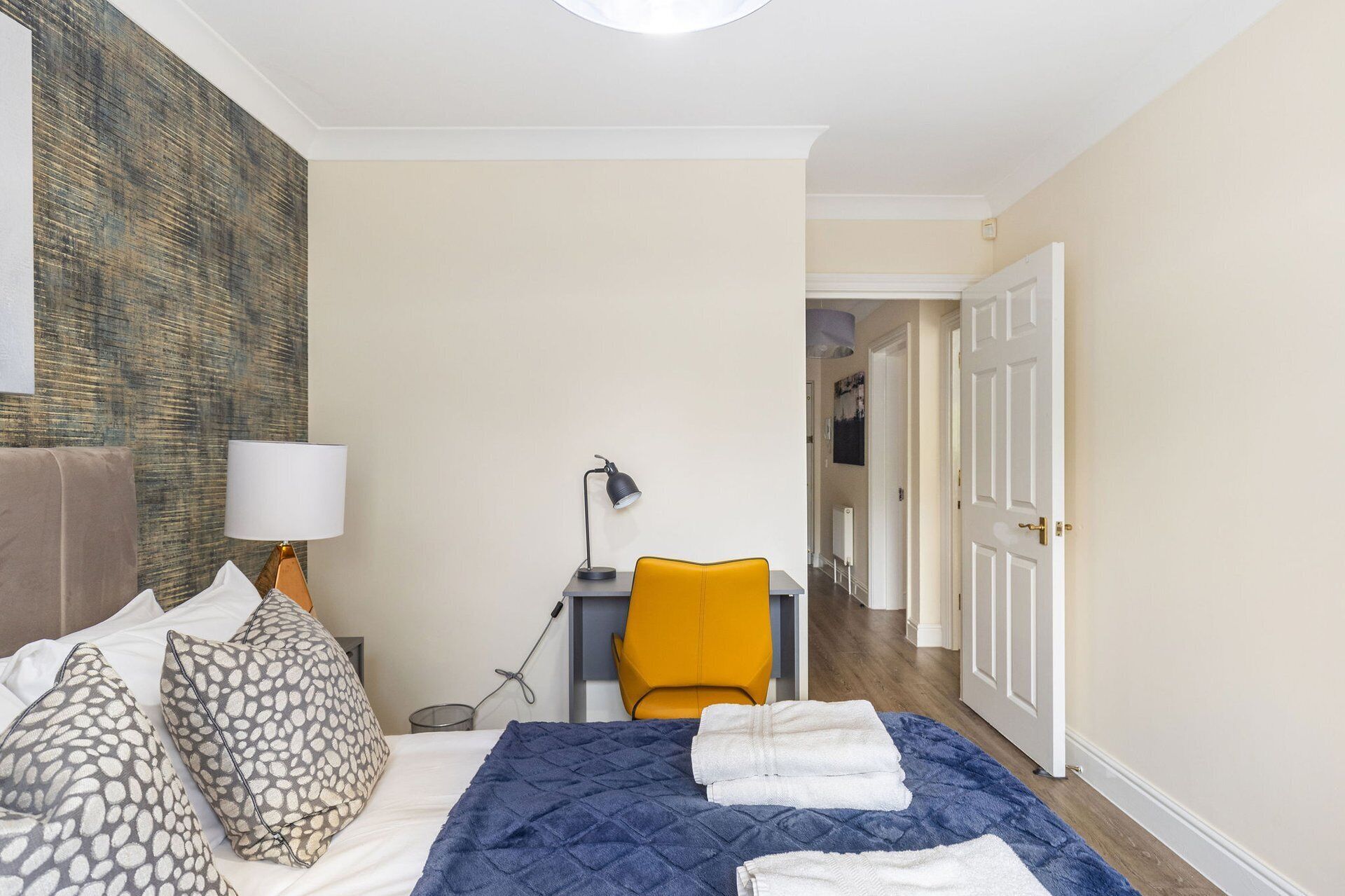 2 bedrooms, internet, bed sheets