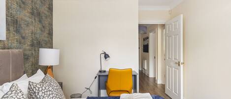 2 bedrooms, internet, bed sheets