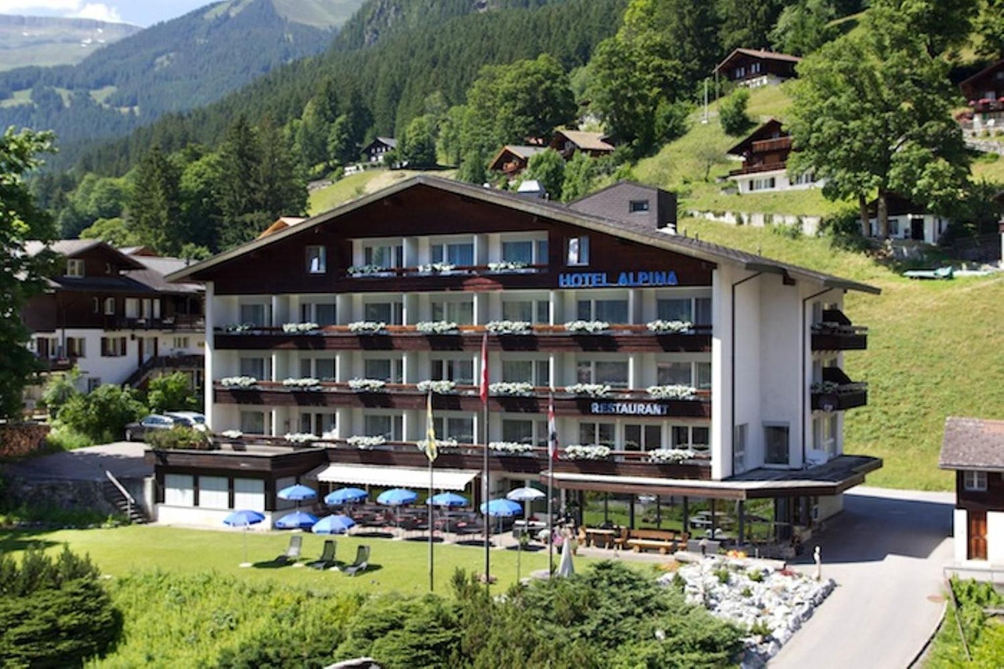 Un hôtel à plusieurs étages, doté d’un restaurant et d’une terrasse.