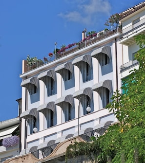 A multi-story building with balconies, some with plants and flowers. - Hotel Ideale (Ortona)