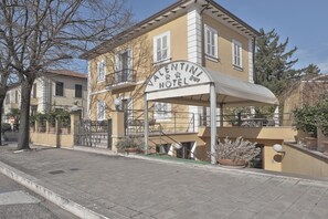 A two-story building with a sign reading 'Valentini Hotel.' - Hotel Valentini Inn (Foligno)