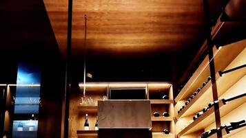 Un interno moderno con scaffali in legno e un piedistallo centrale in legno.