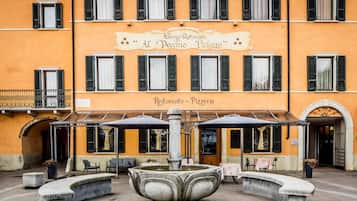 Un edificio con un'insegna che recita 'Albergo Ristorante Al Decchio Palazzo' e 'Ristorante - Pizzeria'.