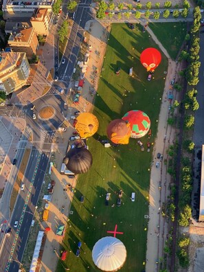 Vista aérea de una intersección urbana con múltiples glorietas y un área verde central.
