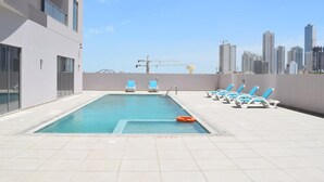Ein Pool auf dem Dach mit Blick auf die Stadtlandschaft.