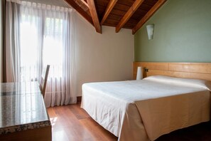 A room with a bed, a table, and a chair. - Adeko Hotel (Barakaldo)