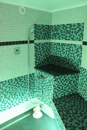 A bathroom with a shower, a sink, and a toilet. - Stelinger Hof Hotel Münkel (Garbsen)