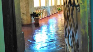 A corridor with arched ceilings and a wet floor. - Hospederia Del Real Monasterio (Guadalupe)
