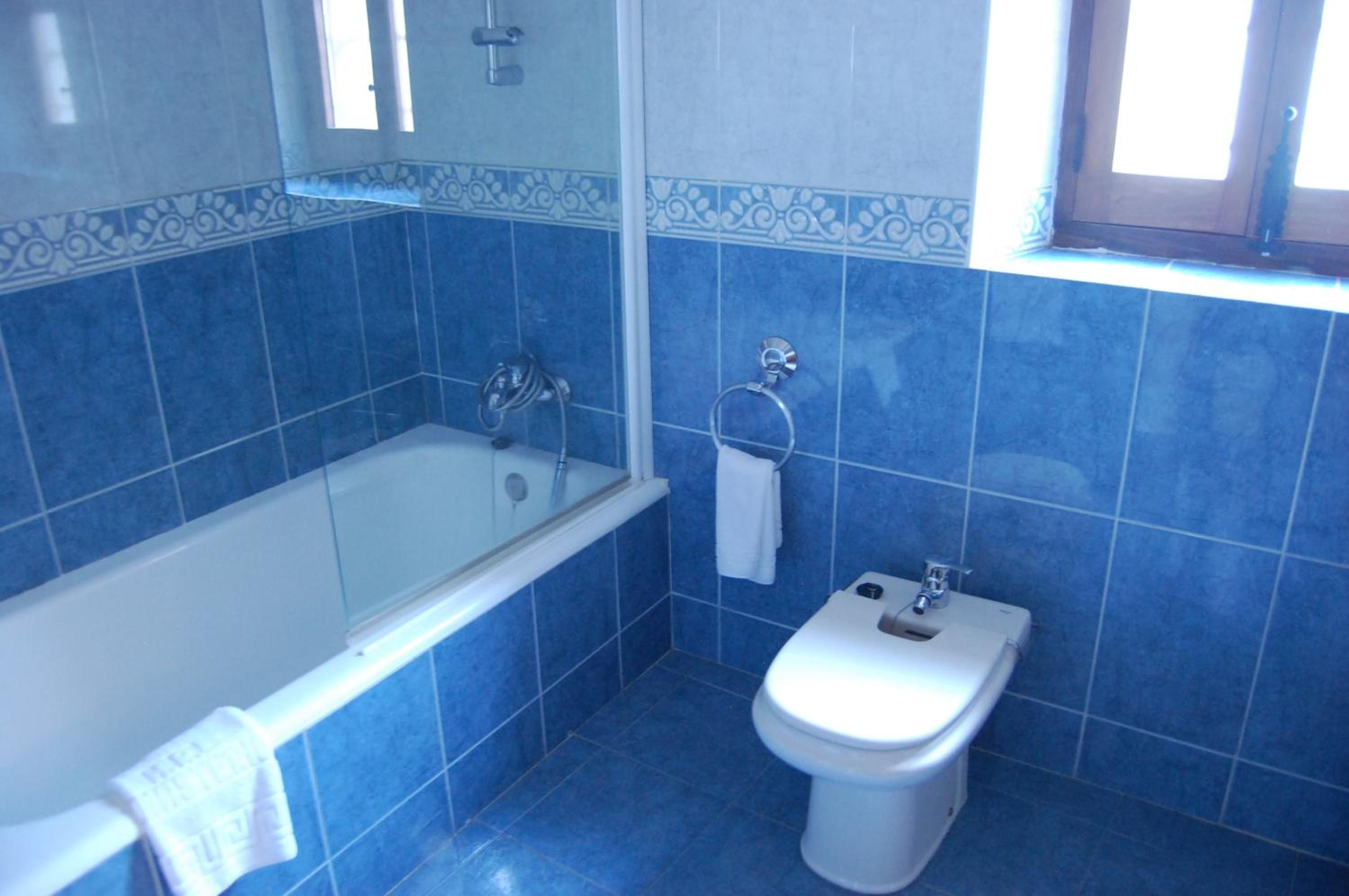 Un baño con bañera, inodoro y bidé.