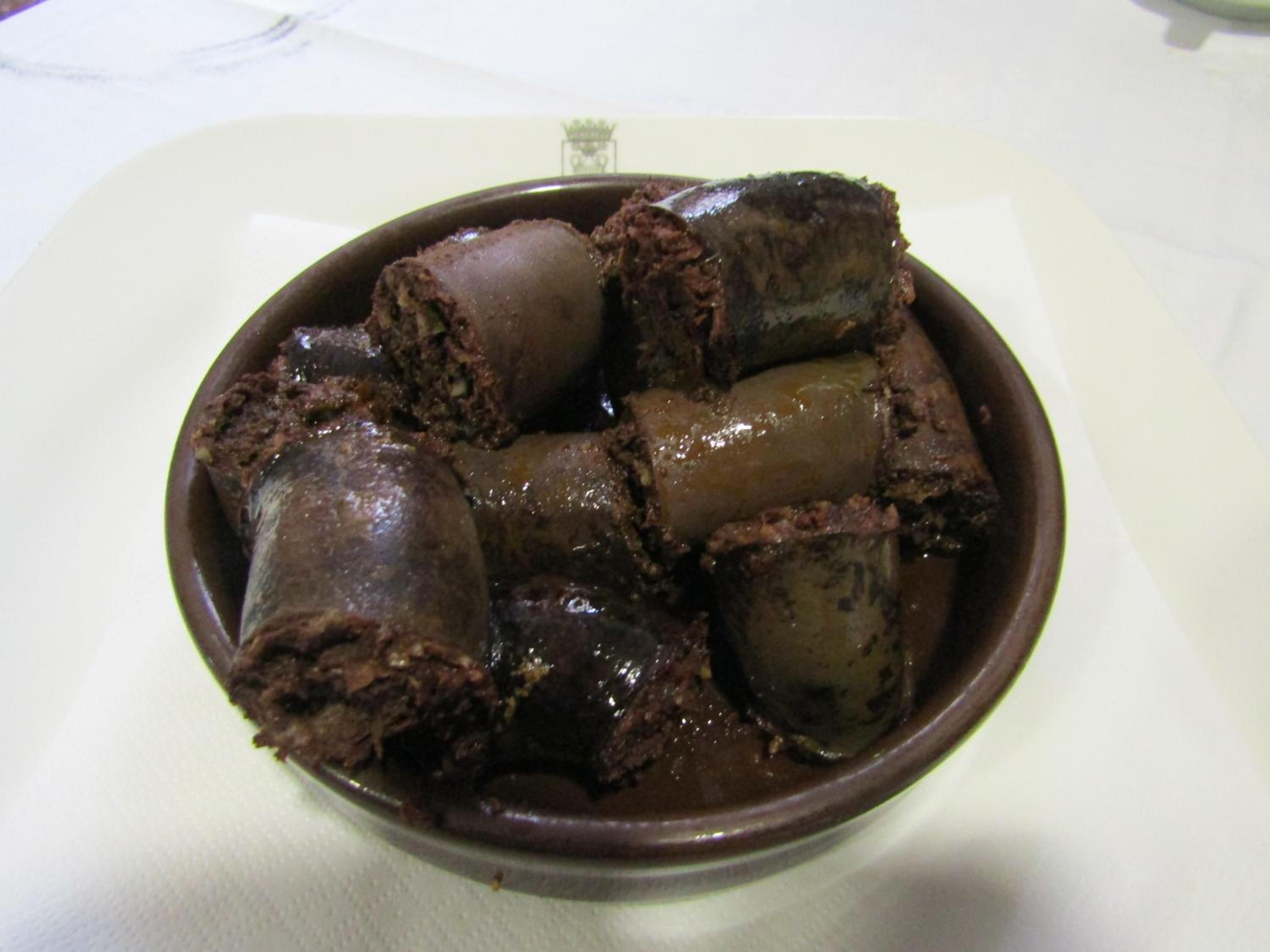 Een kom chocoladedessert met een glanzende laag.