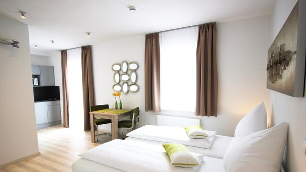 Een hotelkamer met een bed, een bureau en een stoel.