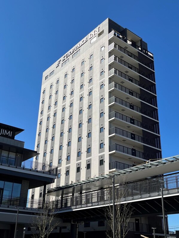 A multi-story hotel building with a modern design, featuring balconies on each floor and a clear sky in the background. - Kuretake Inn Premium Tajimi Ekimae (Tajimi)