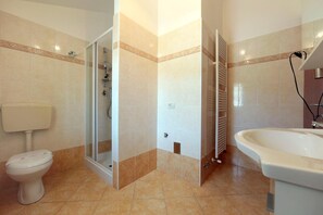 A bathroom with a toilet, shower, and sink. - Residence Rialto (Trieste)