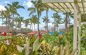 Un resort con palme, una piscina e un'area coperta.