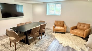 Deluxe House, Multiple Bedrooms, Mountain View | Dining