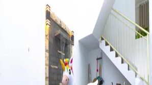 A swimming pool with a unicorn float. - Cozzy Villa Snyaman (batu)