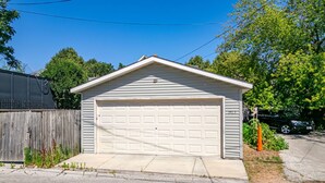Eine eingeschossige Garage mit einer weißen Garagentür, einem kleinen Vordach und der Zahl '2013' auf der rechten Seite.