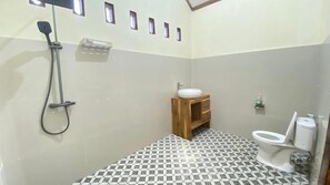 A bathroom with a shower, toilet, and sink. - Nea Cottage Lombok (Tetebatu)